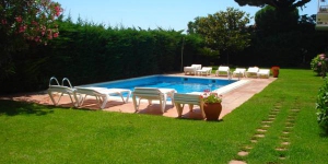  Apartamentos Rayon du Soleil is gelegen in tuinen, op 1 km van het centrum van S'Agaró en 800 meter van het strand. Het biedt een seizoensgebonden buitenzwembad.