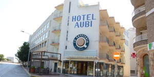  L'Hotel Aubi si trova a 50 metri dalla spiaggia di Sant Antoni de Calonge, sulla Costa Brava. Dispone di un ristorante e di camere con balcone.