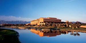  El Hotel Peralada Wine Spa y Golf dispone de habitaciones con vistas al campo de golf del complejo. El hotel cuenta con un spa de vinoterapia de uso gratuito y una piscina al aire libre.
