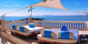 El Vistabella, ubicat a primera línia de mar, ofereix una vista magnífica sobre la badia de Roses i les muntanyes circumdants. Disposa d'habitacions amb balcó, un spa i 4 restaurants, com ara Els Brancs, que ha estat guardonat amb estrelles Michelin.