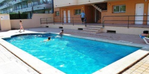  El RVHotels Apartamentos Els Salats se encuentra a 800 metros de la playa de L'Estartit y dispone de piscina al aire libre y solárium. Todos los apartamentos cuentan con balcón privado, zona de cocina y TV.