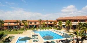  L'Hotel Clipper & Villas ofereix habitacions i vil·les elegants amb internet Wi-Fi gratuïta, ubicades al voltant d'una piscina exterior. Aquest complex està situat al Mas Pinell, a només 60 metres de la platja de Pals.