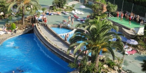  L'Hotel Esplendid se trouve à seulement 300 mètres de la plage de Blanes, sur la Costa Brava. Il dispose de piscines intérieure et extérieure, d'un sauna et d'une salle de sport.