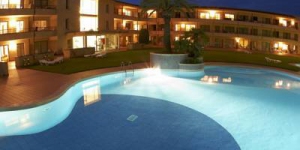  Surrounded by forest and half a mile from Playa de Pals Beach, Aparthotel & Village Golf Beach features an outdoor pool and free Wi-Fi. It offers studios, apartments and villas with balconies, or terraces.