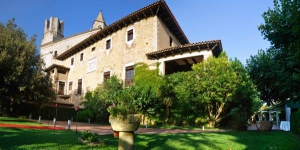  El RVHotels Palau Lo Mirador ocupa un edificio reformado del siglo XIV situado en Torroella de Montgrí, en la región catalana del Baix Empordà. Cuenta con aparcamiento gratuito y jardines preciosos con piscina al aire libre.
