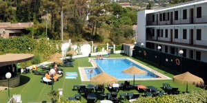  L'Evenia Hotel Montevista vous accueille dans un cadre tranquille, à seulement 5 minutes à pied de la plage de Lloret de Mar. Il dispose d'un jardin privé doté d'une piscine extérieure.