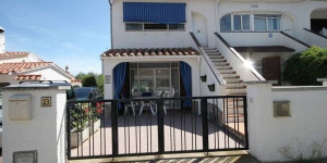  This is a semi-detached house with communal pool 30 meters away. It has a kitchen, 3 bedrooms and 2 bathrooms.