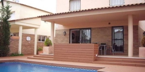  Located in Empuriabrava, Pani 108 A offers outdoor pool (seasonal).  The property is 800 m from Windoor Realfly.
