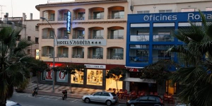  Hotel S'Agoita ligt aan de Costa Brava in Platja d'Aro, op 150 meter van het strand Platja Gran. Het 3-sterrenhotel beschikt over een seizoensgebonden buitenzwembad en kamers met airconditioning, de meeste met een eigen balkon.
