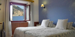  Direkt am Strand von Tossa de Mar, am Rand der Altstadt, bietet Ihnen das Hotel Cap d'Or Zimmer mit kostenfreiem WLAN sowie einem eigenen Bad. Freuen Sie sich auch auf das Hotelrestaurant und eine Terrasse.