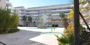  El Port Canigó Apartments está situado en la zona de canales de Roses, a 1 km de las playas de la ciudad. El complejo dispone de una piscina al aire libre de temporada y apartamentos con terraza privada amueblada.