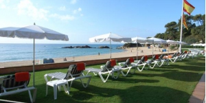  L'hotel è ubicato in una posizione ideale, in una zona boschiva di più di 5 ettari, al confine con la spiaggia di Santa Cristina.  Hotel ubicato di fronte al mare, a soli 200 metri dalla spiaggia, che potrete raggiungere da diversi sentieri circondati da vari tipi di alberi.