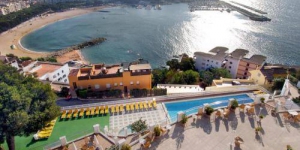  Offrant une magnifique vue panoramique sur la mer, l'Hotel Montjoi est situé dans la ville balnéaire de Sant Feliu de Guixols. Il possède une terrasse bien exposée avec 2 piscines et de beaux jardins.