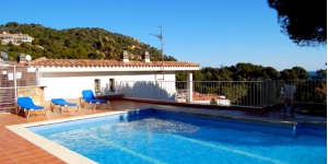  Located 300 metres from famous La Mar Menuda Beach, in Tossa de Mar, Maria del Mar - Holiday Houses boasts an outdoor swimming pool. Free private parking is available on site.