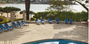  Das Caleta Park befindet sich am Strand Sant Pol an der schönen Costa Brava. Dieses moderne Hotel bietet eine kostenfreie WLAN-Zone, einen saisonalen Außenpool und eine Terrasse mit herrlichem Meerblick.