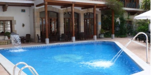   Verblijf in het hart van Lloret de Mar  Hotel Carolina ligt in een rustige wijk in Lloret de Mar, op 175 meter van het strand en dicht bij het commerciële centrum, en beschikt over kamers met uitzicht op het zwembad. Het buitenzwembad is voorzien van hydromassage en omringd door een groot terras met ligstoelen.