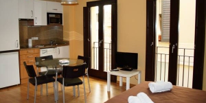  Girorooms are in the medieval quarter of Girona, just 270 yards from the cathedral. These stylish apartments offer flat-screen TVs and free Wi-Fi access in most of them.