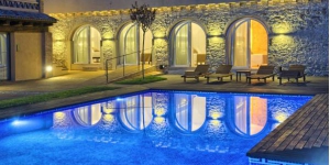  L'Hostalet de Begur bénéficie d'une piscine extérieure avec solarium et espace de détente. Ses chambres sont climatisées et offrent une vue sur la piscine.
