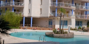  Светлые и современные апартаменты Port Canigo располагают собственным меблированным балконом с видом на общий открытый бассейн. Комплекс находится рядом с заповедником Айгуамольс, в 10 минутах езды от центра города Росас.