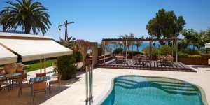  Het Terraza ligt op 20 meter van het strand van Roses en biedt gratis WiFi, een wellnesscentrum en kamers met een balkon. Het hotel bevindt zich te midden van tuinen en heeft een buitenzwembad en een restaurant met uitzicht op de baai van Roses.