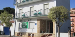  Das Hostal Cruz in Tossa del Mar liegt nur 5 Gehminuten vom Strand entfernt und bietet Ihnen kostenloses WLAN. Alle Zimmer in der Pension überblicken den Gemeinschaftsgarten.