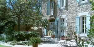  Занимающий провансальский дом постройки 1850 года в Альтан-де-Палю отель типа «постель и завтрак» Mas des Avettes располагает ухоженным садом с открытым бассейном и шезлонгами. На территории отеля предоставляются услуги массажа.