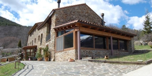  El Can Gasparó es troba a Planoles, a la vall de Ribes, al costat de la serra de Montgrony. Aquest hotel d'estil rústic ofereix internet Wi-Fi gratuïta, un restaurant tradicional català i un terreny extens amb cavalls.