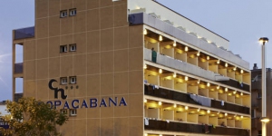   Льорет-де-Мар — остановитесь в самом центре!  Отель Copacabana находится всего в 500 метрах от пляжа и располагает открытым бассейном и бесплатным Wi-Fi. К услугам гостей номера с кондиционером, спутниковым телевидением и балконом с видом на бассейн или улицу.