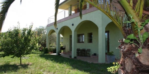  Загородный дом Can Quilis находится в муниципалитете Понтос, в самом центре региона Эмпурда. К услугам гостей бесплатный WiFi, кондиционер и меблированная терраса с панорамным видом на окружающую загородную местность.