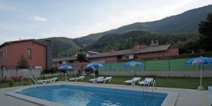  Featuring a shared outdoor pool with mountain views, Fonda Finet is located in Sant Felíu de Pallerols. The hotel offers a restaurant, set 150 metres away, with breakfast service and homemade meals.