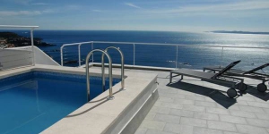  Апартаменты Terrazas del Mar находятся в 10 минутах езды от центра города Росас. К услугам гостей бассейн на крыше с панорамным видом на море и бесплатный Wi-Fi на всей территории.