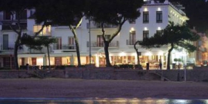  Das Hotel Llafranch befindet sich in einer reizvollen Lage an der Costa Brava direkt am Strand von Llafranch. In diesem kleinen Hotel genießen Sie einen Ausblick auf das Mittelmeer, einen kostenfreien WLAN-Zugang sowie Zimmer mit Flachbild-TV.