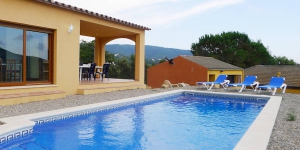  Located in Calonge, Villa Calonge offers outdoor pool. The villa will provide you with a living/dining room with an open fireplace and a TV.