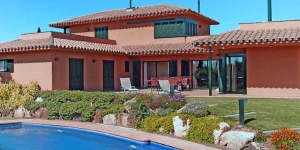  This holiday home is situated in the first row of the golf course. It is a large house with 2 storeys in Torremirona, in a quiet, sunny position, on the golf course.