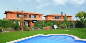  It is a modern house with 2 storeys, semi-detached in the Resort Torremirona, in a quiet, sunny position, on the golf course. For shared use: grounds of 1'200 m2 with lawn and plants, swimming pool (12 x 6 m, 01.
