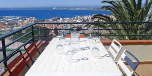   Allotja't al centre de Roses  Las Alondras 2 is a 4-room apartment, 75 m2 on the 2nd floor, located in a 3-storeys complex above Roses, 700 m from the centre, in a quiet, sunny position on a slope, 1 km from the sea. The property features shared swimming pool (12 x 6 m, 01.
