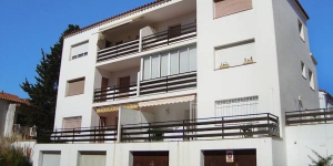  This Simple apartment block "Vedos" contains 3 storeys. Apartment Edifici Vedos Roses is located in the district of Santa Margarida, 1 km from the centre.