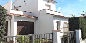  This is a three room terraced house 60 m2 on 2 levels, 2 km from the centre of L'Escala. There is an entrance hall with TV.