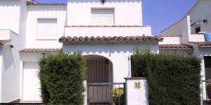  This is a three room terraced house 60 m2 on 2 levels,2 km from the centre of L'Escala with an entrance hall with TV. a living/dining room with 1 sofa bed and open fireplace and an exit to the terrace.