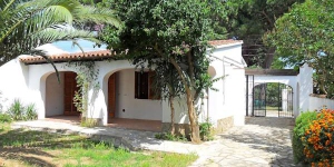  This is a three room house of 47 m2, 2 km from the center of L'Escala. There is a living/dining room with open fireplace, satellite-TV and gas heating and an exit to the patio.