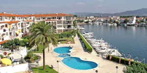  Gran Lago 65, 1/5 C is an apartment in a block "Gran Lago". In the district of San Mauricio 3 km from the centre of Empuriabrava, 3 km from the sea, located by a road.