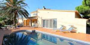  This four-bedroom house can be found in the district of Mas Boscà 4 km from the centre of Roses. It was renovated in 2002.