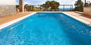  Esta villa se encuentra en Lloret de Mar, en la Costa Brava de España. Dispone de una cocina equipada, salón comedor, 4 dormitorios, baño/aseo, piscina, calefacción central y terraza.
