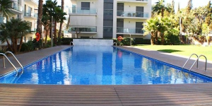  This apartment is located in Lloret de Mar, Costa Brava, Spain. It offers an equipped kitchen, living/dining room, 3 bedrooms, bath/WC, swimming pool, terrace and shared garden.