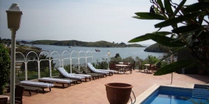  Этот отель находится на берегу залива Порт-Льигата, в 30 метрах от удивительного дома-музея Дали. К услугам гостей бассейн с солнечной террасой, бесплатная частная парковка и гидромассажная ванна.