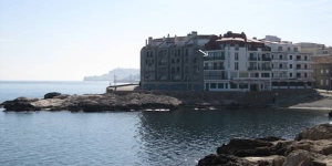  Апартаменты CB4R Perris расположены на берегу моря в городе Ла-Эскала, в 100 метрах от небольшого пляжа Порт-ден-Перрис-Бич. Из окон открывается вид на залив Роз.