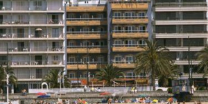   Aufenthalt im Herzen von Lloret de Mar  Das Hotel Athene genießt eine ideale Lage direkt am Strand und begrüßt Sie an der lebendigen Costa Brava im Ferienort Lloret de Mar. Es verfügt über eine Dachterrasse mit Sonnenliegen, Tischtennisanlagen und Meerblick.