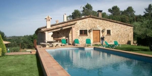  Offering a shared outdoor pool, Mas Vila offers independent country houses in Monells, 10 minutes' drive from Gala Dalí Castle. Each house has a bbq and free Wi-Fi.