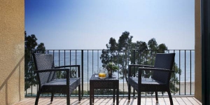  Il Prestige Coral Platja si trova vicino alla spiaggia di Santa Margarida, sulla splendida Costa Brava. Offre una piscina al coperto e una all'aperto, un'area Wi-Fi gratuita e camere con balcone privato.