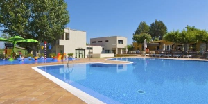  Offering a wide range of leisure facilities and activities, Camping Riu is located in Sant Pere Pescador, along Fluvá River and 1,5 km from the beach. It offers tents, mobile homes and bungalows.